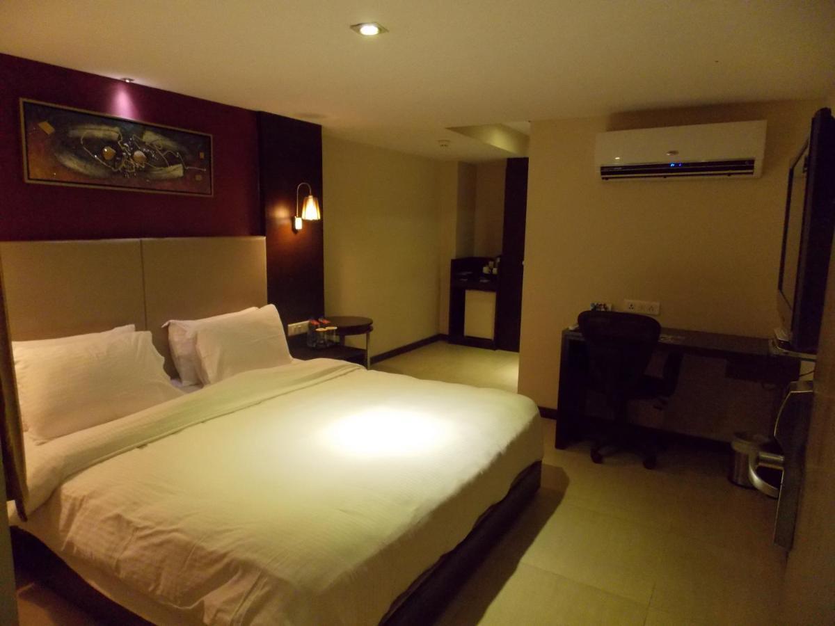 Lords Plaza Surat Otel Dış mekan fotoğraf
