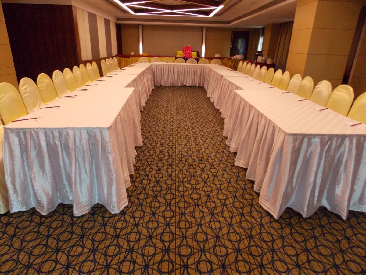 Lords Plaza Surat Otel Dış mekan fotoğraf