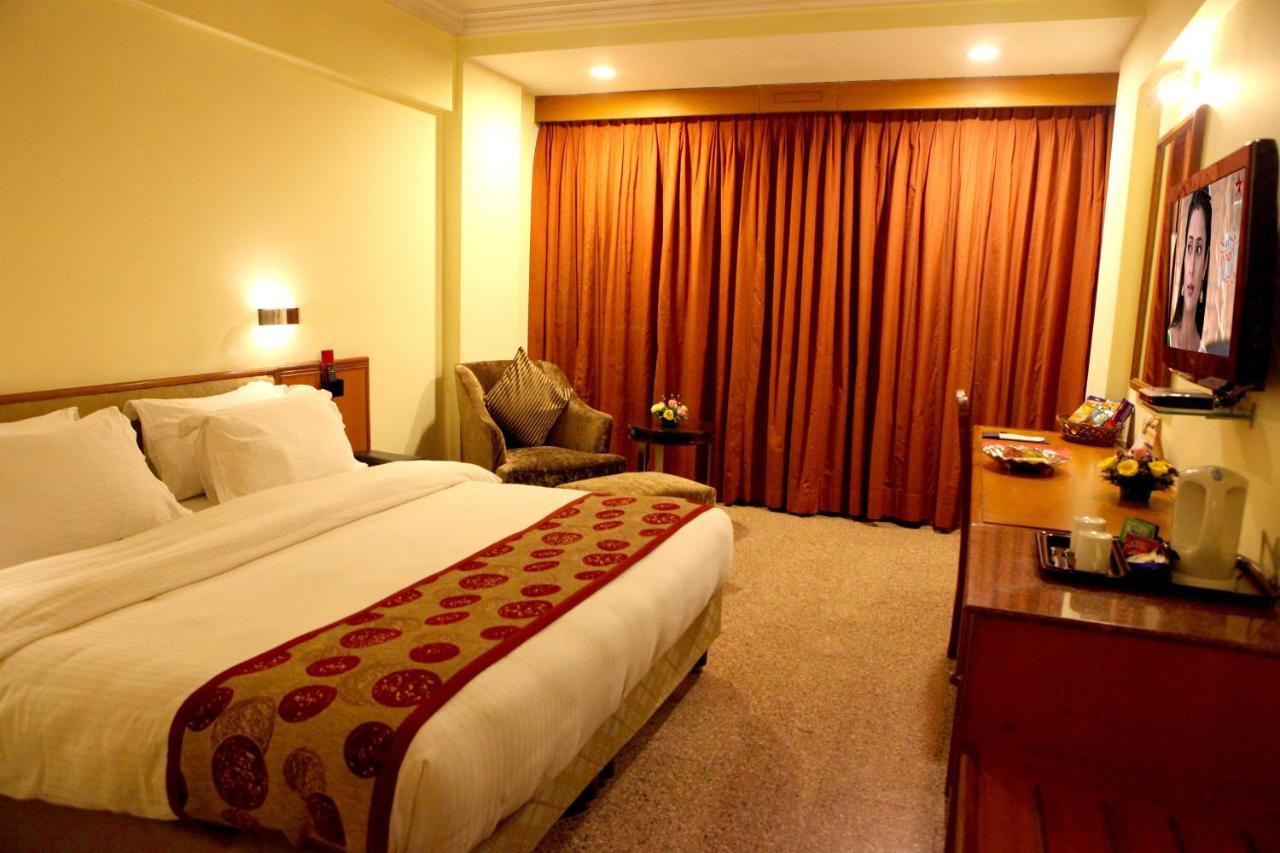 Lords Plaza Surat Otel Dış mekan fotoğraf