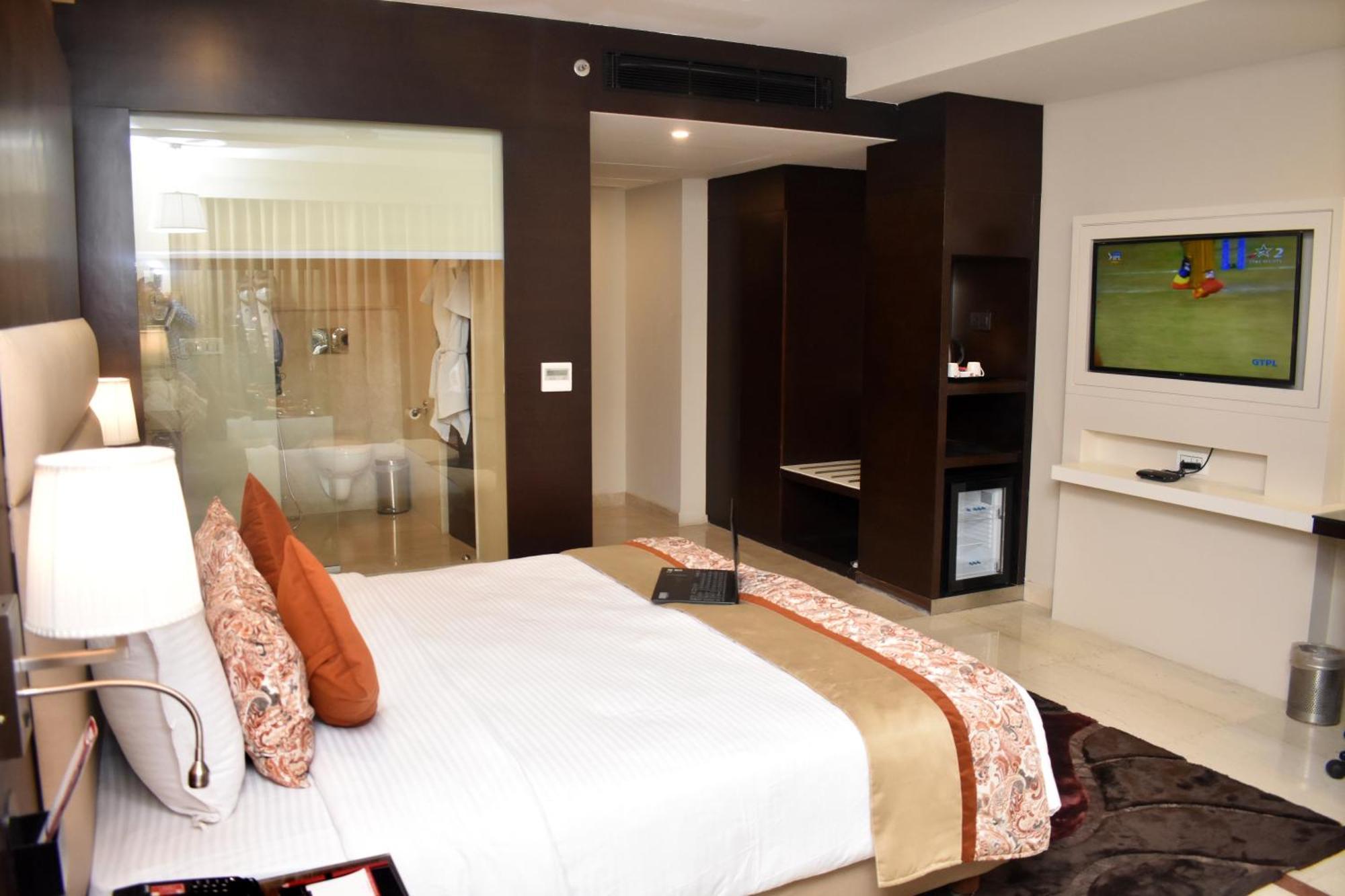 Lords Plaza Surat Otel Dış mekan fotoğraf