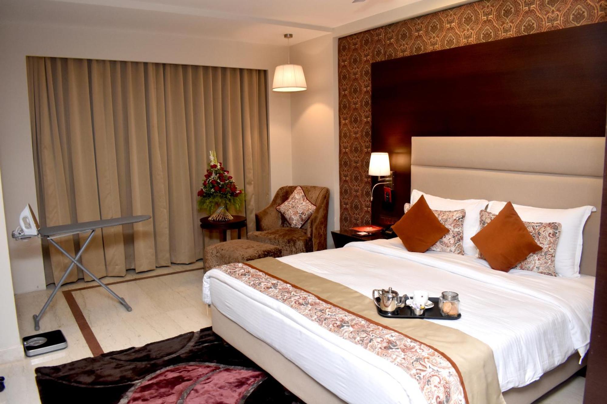 Lords Plaza Surat Otel Dış mekan fotoğraf