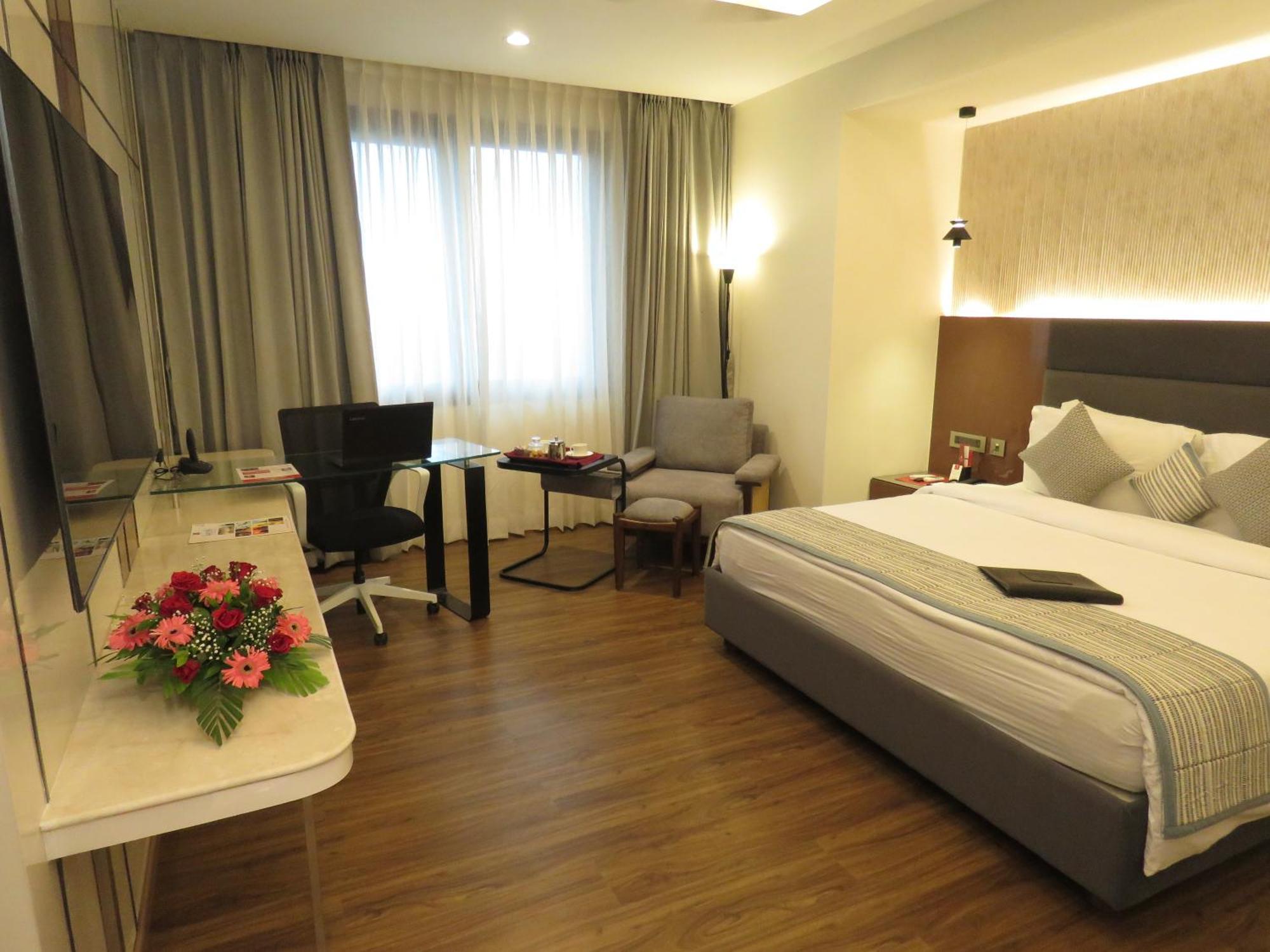 Lords Plaza Surat Otel Dış mekan fotoğraf