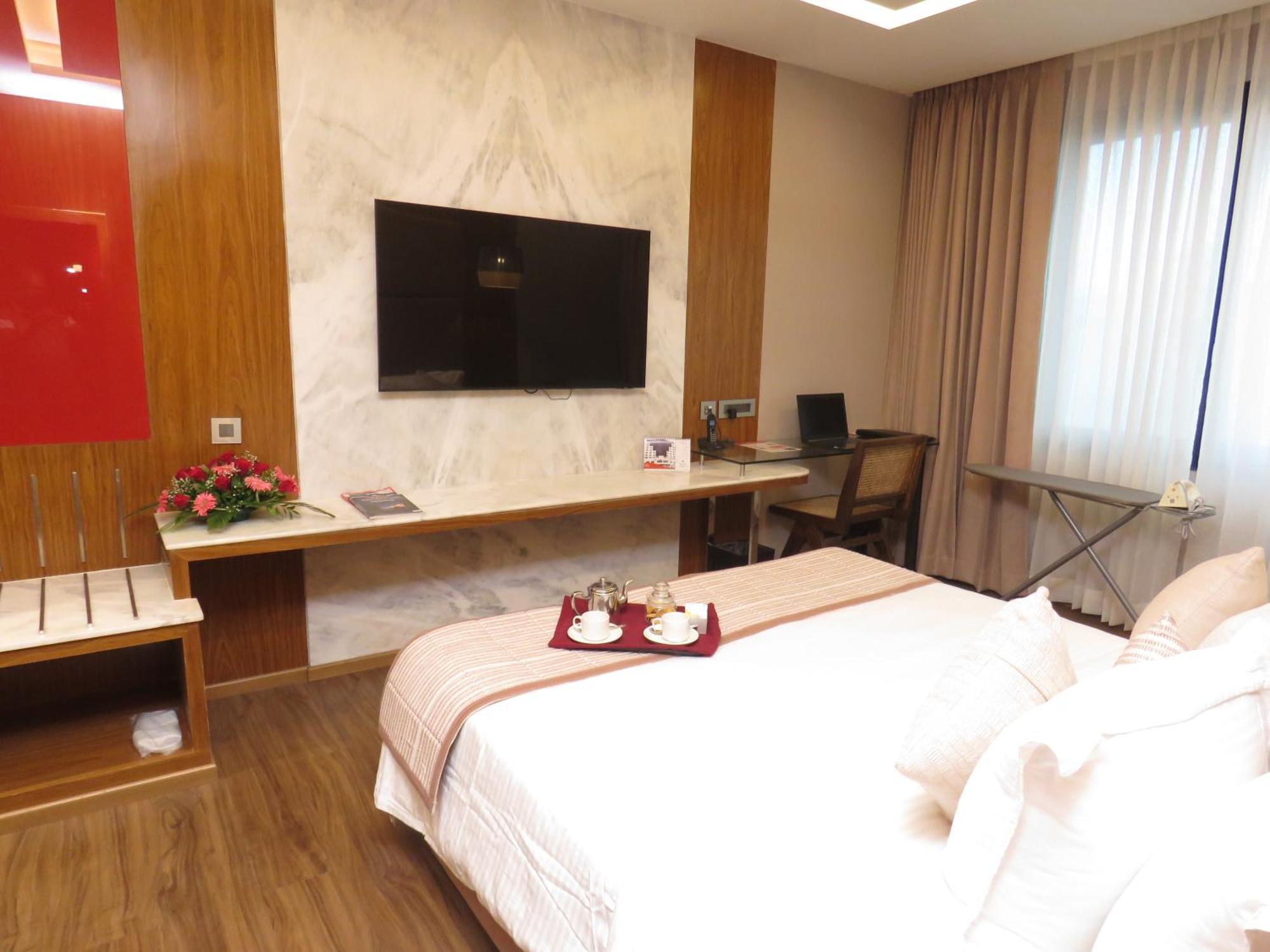 Lords Plaza Surat Otel Dış mekan fotoğraf