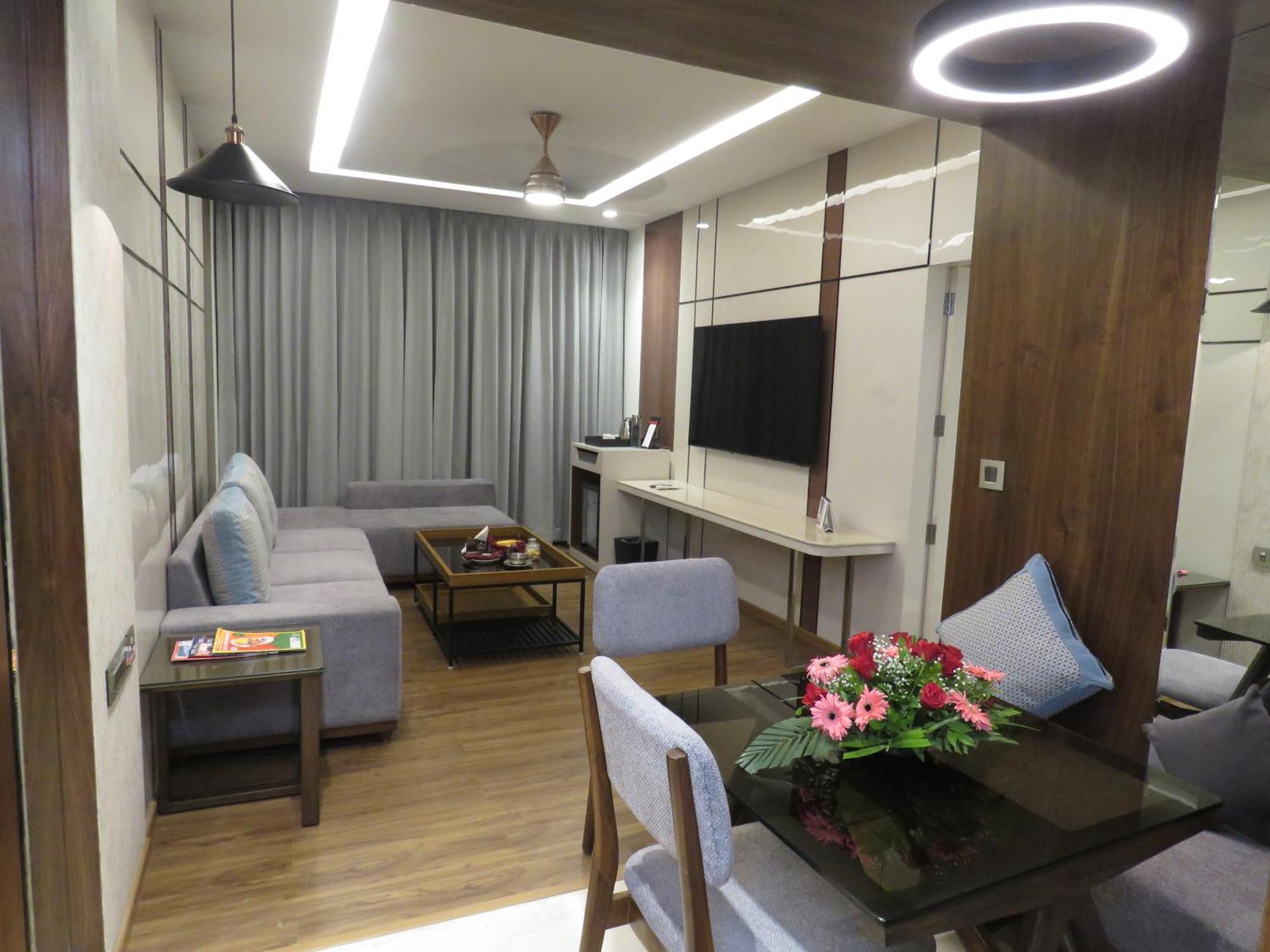 Lords Plaza Surat Otel Dış mekan fotoğraf