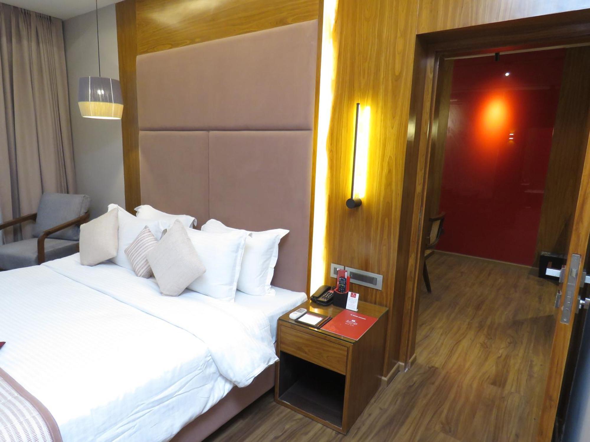 Lords Plaza Surat Otel Dış mekan fotoğraf