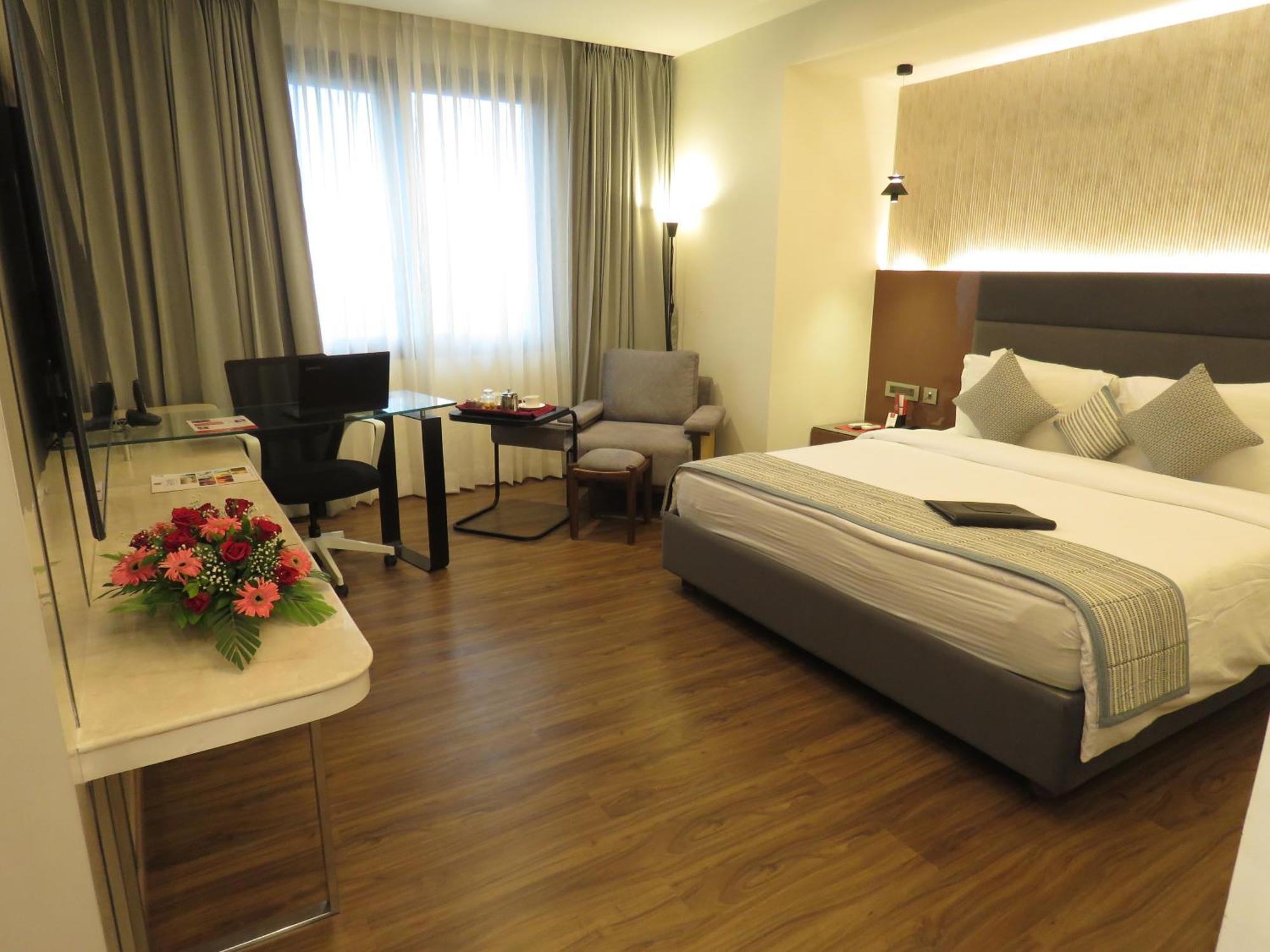 Lords Plaza Surat Otel Dış mekan fotoğraf