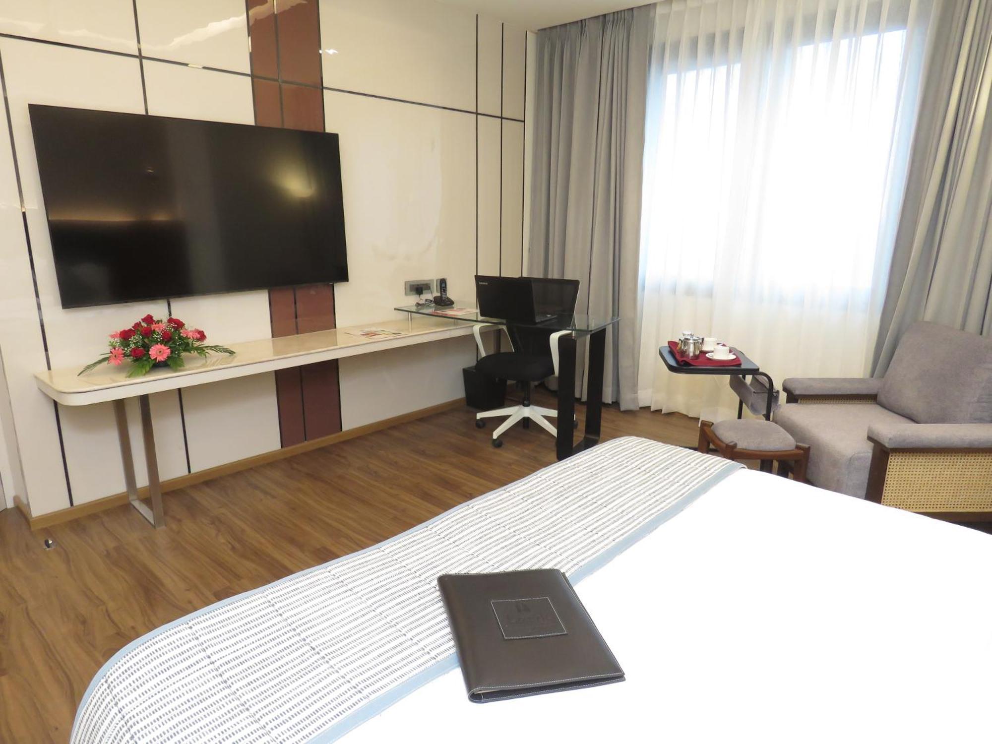 Lords Plaza Surat Otel Dış mekan fotoğraf
