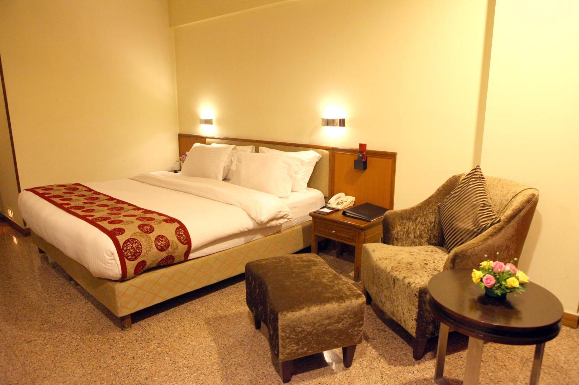 Lords Plaza Surat Otel Dış mekan fotoğraf