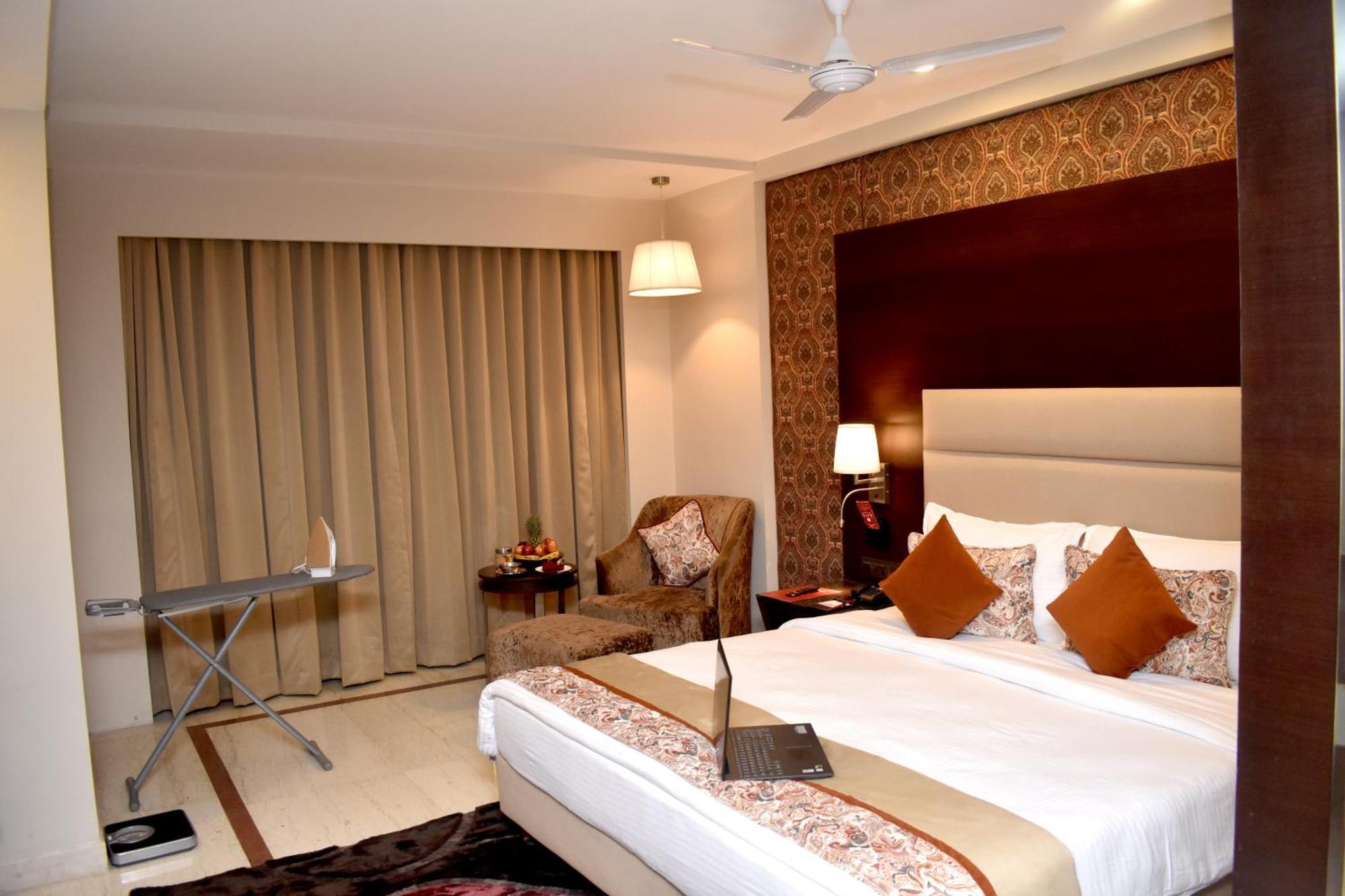 Lords Plaza Surat Otel Dış mekan fotoğraf
