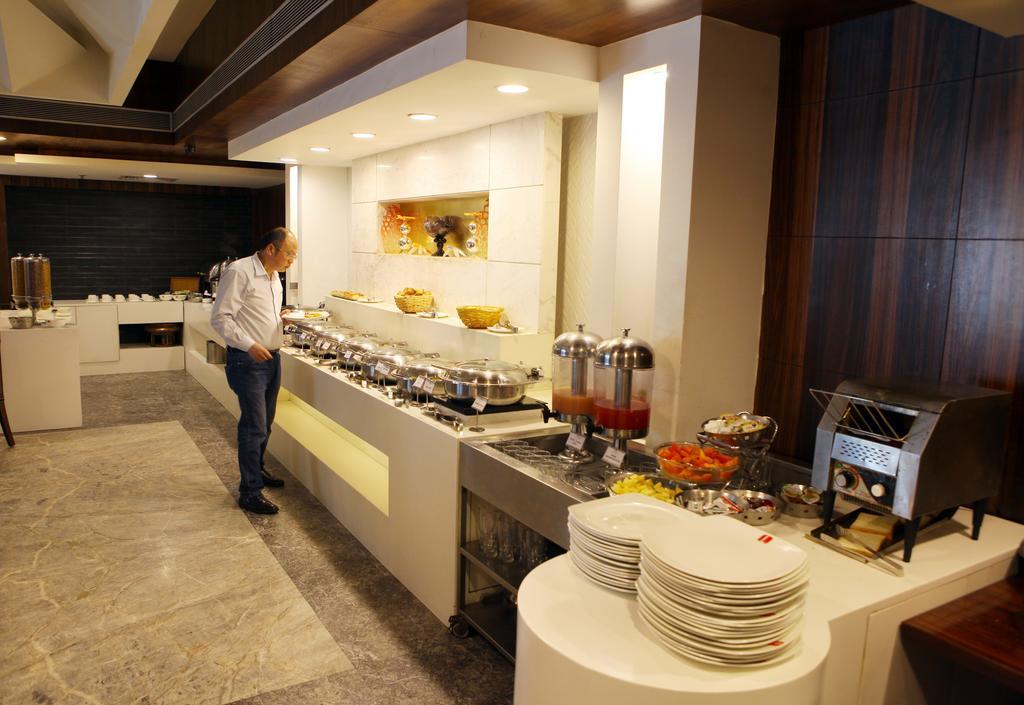 Lords Plaza Surat Otel Dış mekan fotoğraf