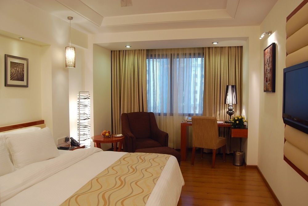 Lords Plaza Surat Otel Oda fotoğraf